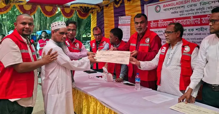 সহায়তা তুলে দিচ্ছেন রেড ক্রিসেন্টের সদস্যরা